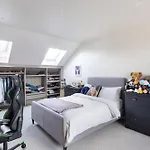 Veeve - An Airy Abode